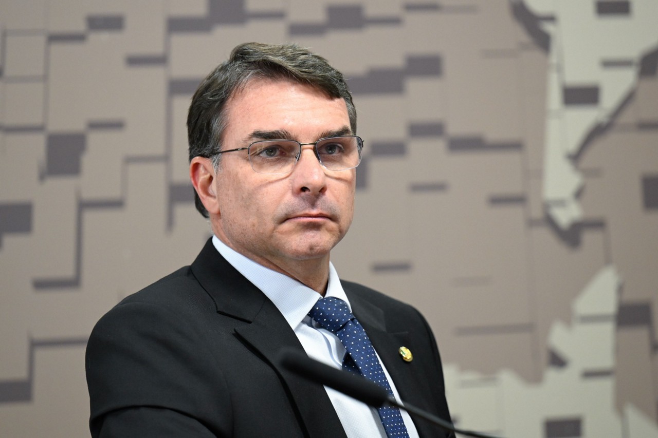 Flávio Bolsonaro afirmou que seu pai, Jair Bolsonaro, é alvo de uma 'farsa' no STF