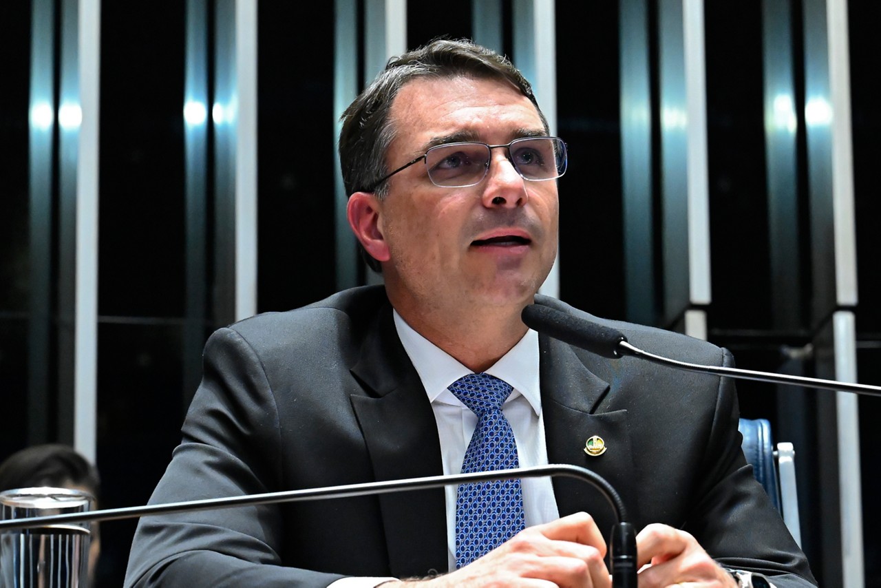 Flávio Bolsonaro relata que a casa de sua mãe e seus avós foi assaltada em Resende-RJ