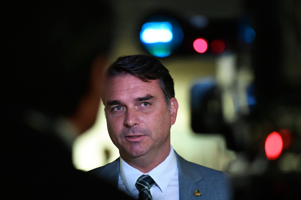 Flávio Bolsonaro defende que o bolsonarismo, apesar das restrições legais ao ex-presidente, não abre mão da figura do pai como eixo central do projeto político da direita