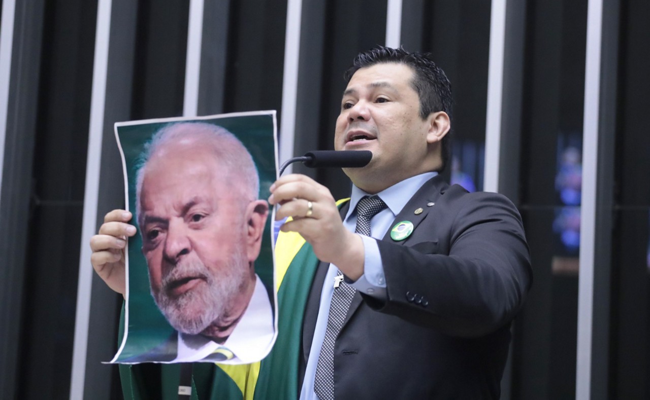O deputado Gilvan da Federal com uma foto do presidente Lula na tribuna da Câmara dos Deputados, em dezembro de 2024