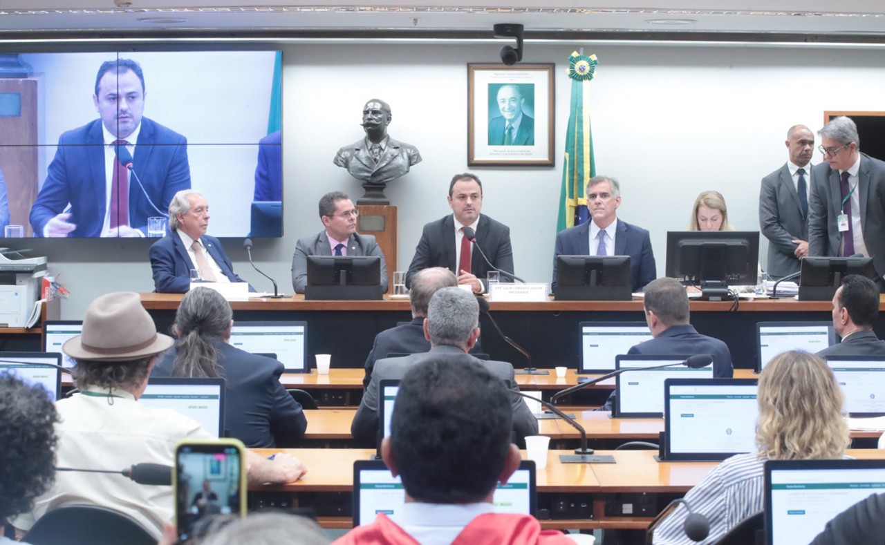No Conselho de Ética da Câmara, os deputados Paulo Magalhães (à esquerda na mesa) e Glauber Braga (ao centro)