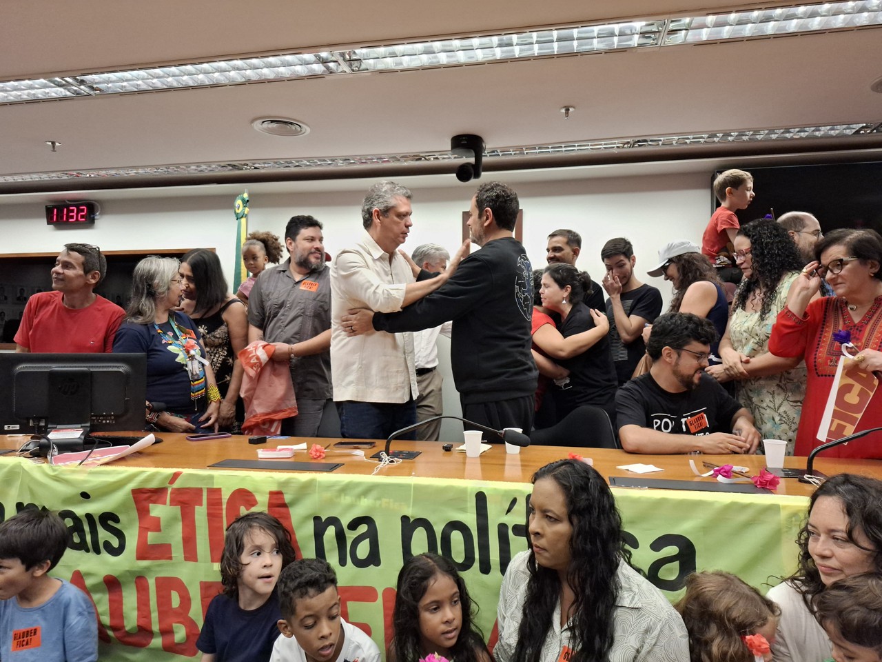 Glauber Braga recebeu a visita de Márcio Macêdo e de grupo de crianças neste domingo (13) na Câmara