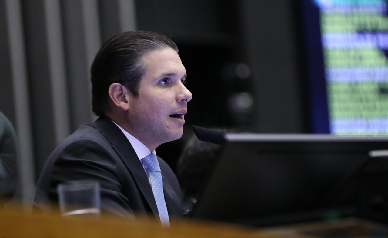 Hugo Motta se ausentou do trabalho nesta semana e viajou com a família; a Câmara está sob o comando de Altineu Côrtes, do PL