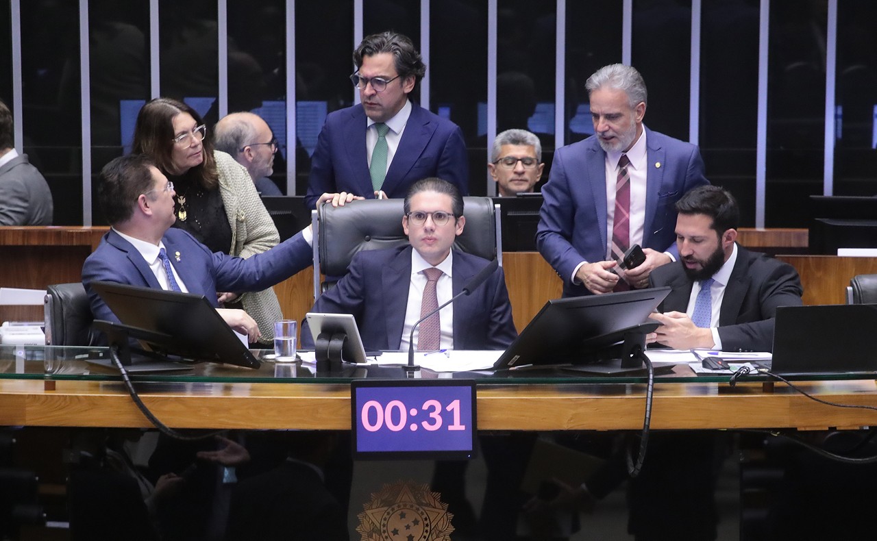 O movimento de derrubada dos decretos do governo Lula sobre o IOF foi iniciado pelo presidente da Câmara dos Deputados, Hugo Motta