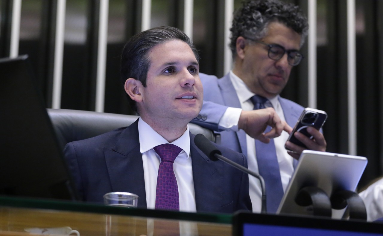 O presidente Hugo Motta (Republicanos-PB) já foi alvo de ameaças do deputado federal Eduardo Bolsonaro (PL-SP) de eventuais sanções dos Estados Unidos