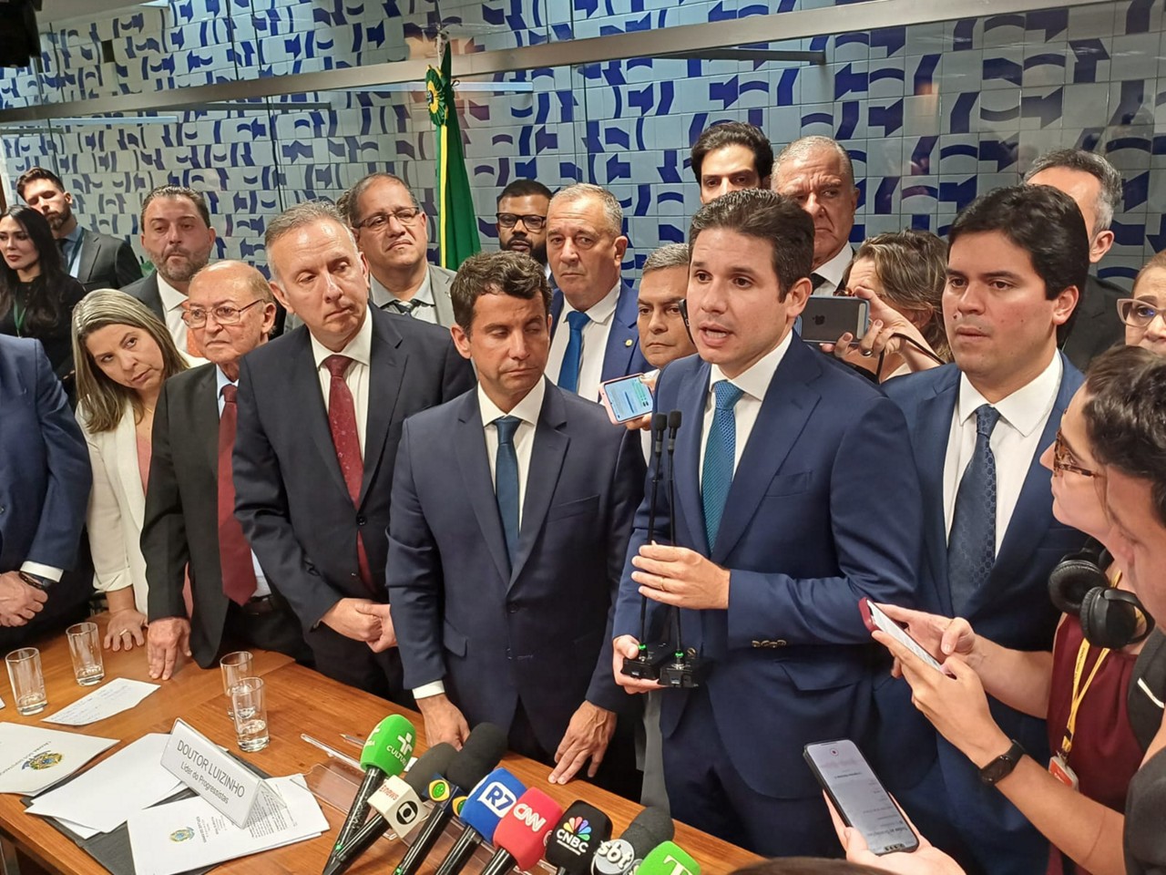 Hugo Motta discursa após ter confirmado o apoio do PP, de Arthur Lira, à sua candidatura para a presidência da Câmara