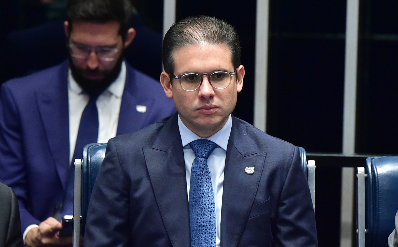 Hugo Motta pretende decidir até o fim do dia sobre situação de Carla Zambelli na Câmara