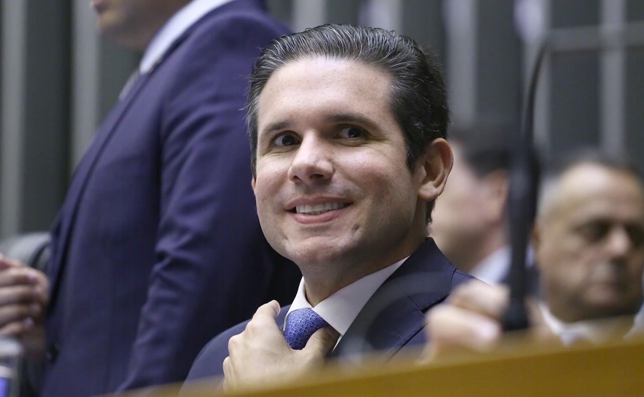 O presidente da Câmara, Hugo Motta (Republicanos-PB), critica as penas de 17 anos de prisão a condenados pelo 8/1 e reforça o discurso a favor de Jair Bolsonaro (PL) de que a inelegibilidade de 8 anos imposta pela Lei da Ficha Limpa "é tempo demais"
