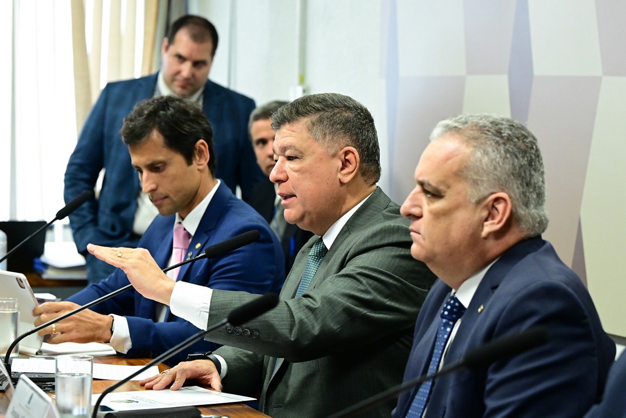 Nesta terça-feira, relator da CPMI do INSS disse que não irá visitar Bolsonaro