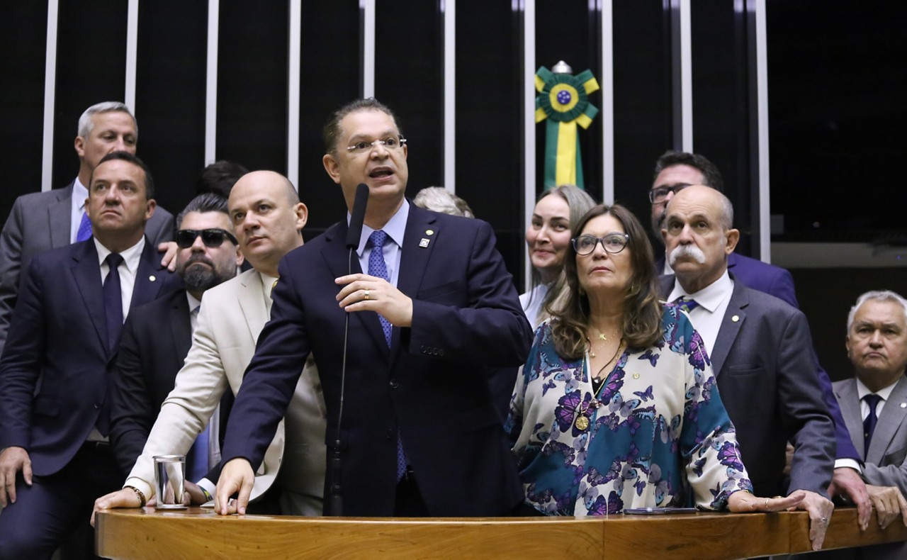 Cercado por outros parlamentares da oposição, Sóstenes Cavalcante (PL-RJ) discursa na tribuna da Câmara dos Deputados