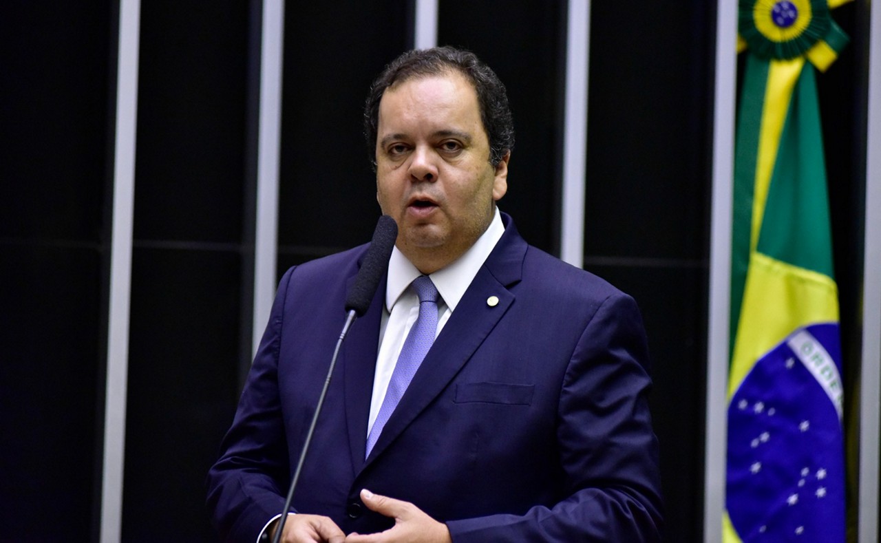 Bancada do União Brasil pressiona Elmar Nascimento a desistir da candidatura à presidência da Câmara dos Deputados