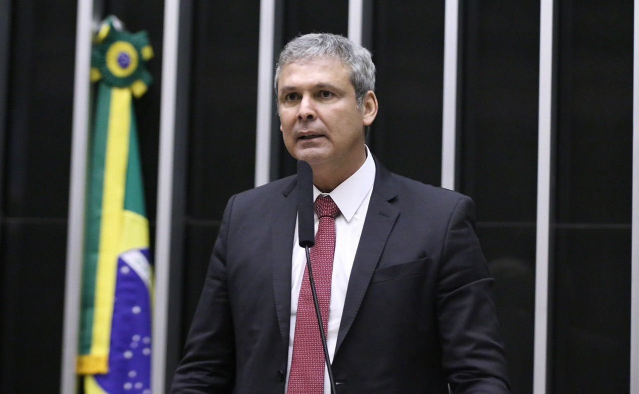 Lindbergh Farias pediu a avaliação sobre possíveis novas ações contra Jair Bolsonaro, além de novos argumentos nos processos já existentes
