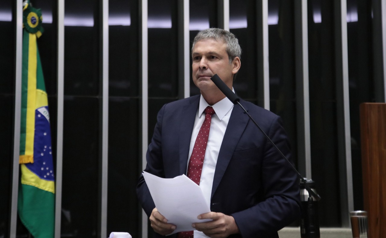 A representação criminal que terminou no inquérito contra Eduardo Bolsonaro foi protocolada por Lindbergh Farias