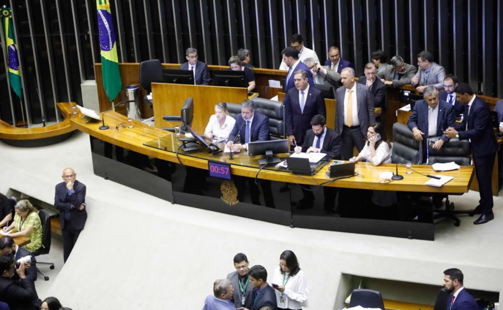 Arthur Lira (PP-AL) comanda sessão do plenário com discussão e votação de propostas legislativas