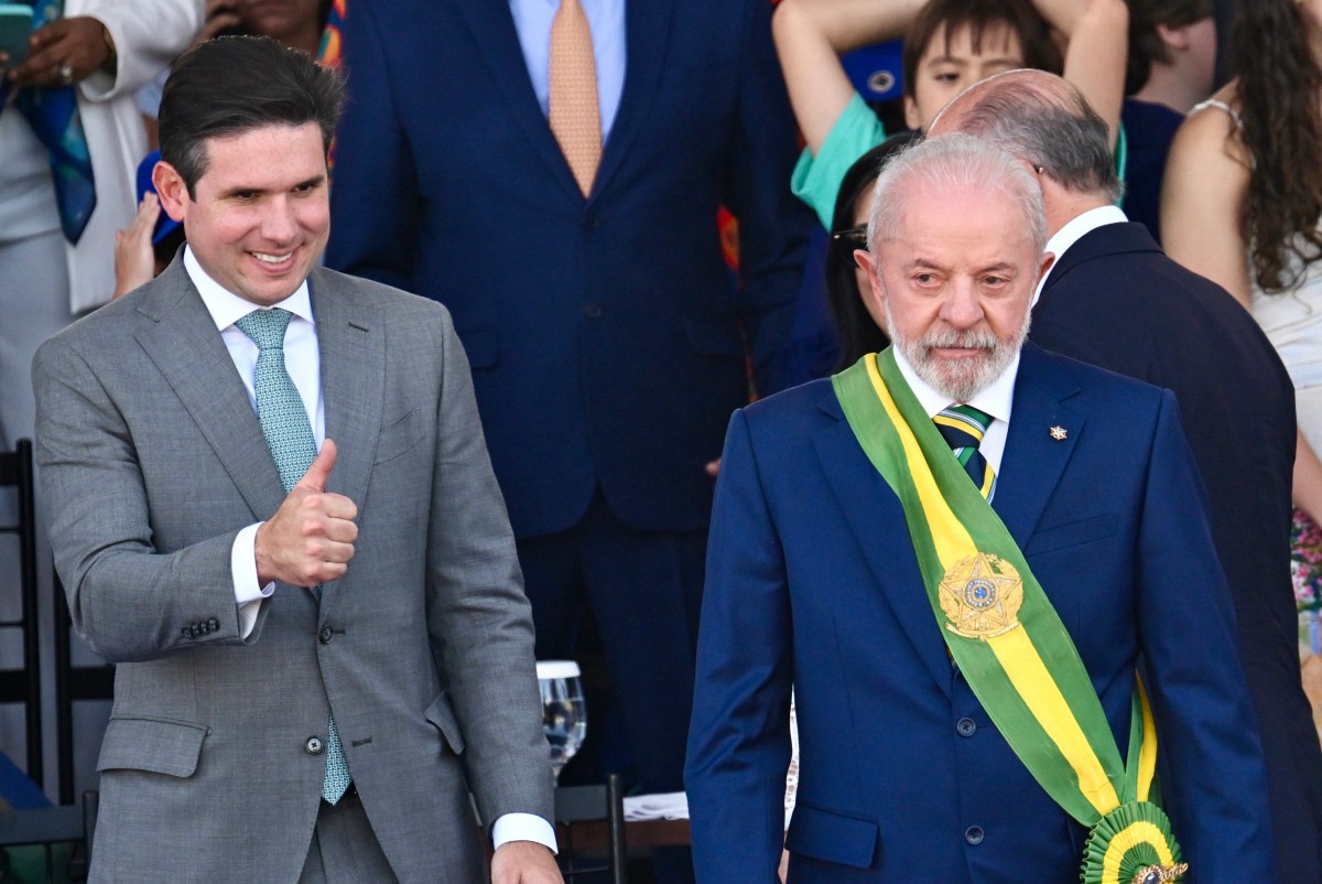 O presidente da Câmara dos Deputados, Hugo Motta, ao lado presidente da República, no desfile do 7 de Setembro, em Brasília