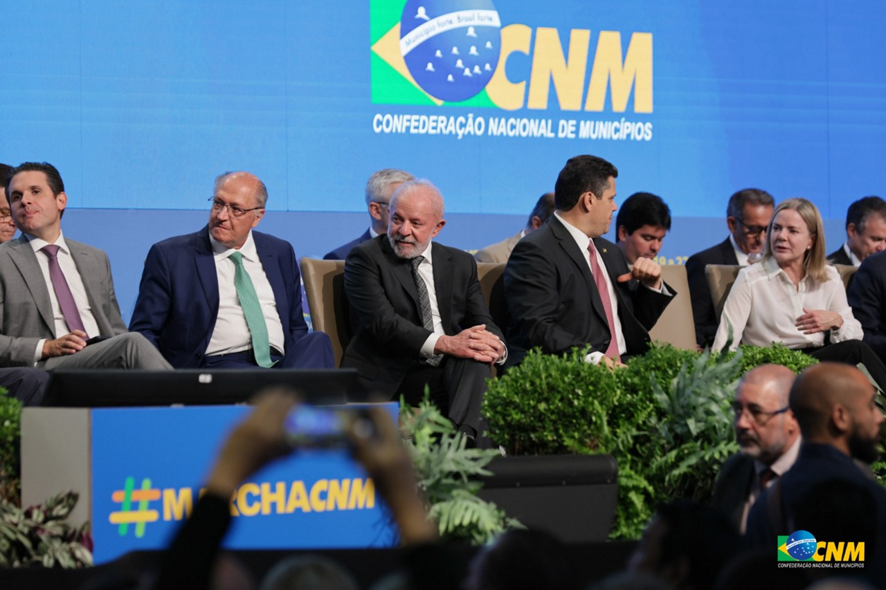 Na ordem, Hugo Motta, Geraldo Alckmin, Lula, Davi Alcolumbre e Gleisi Hoffmann na Marcha dos Prefeitos
