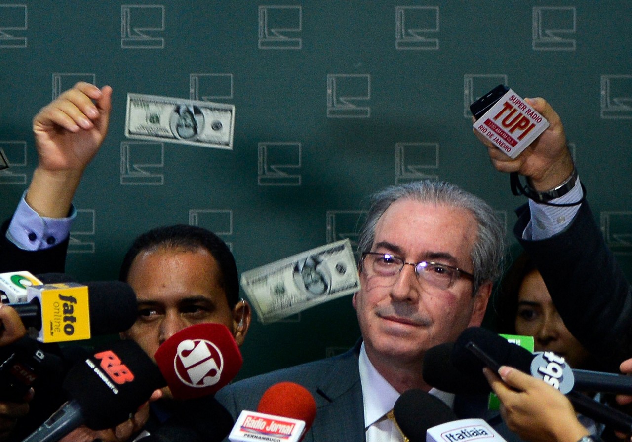 Eduardo Cunha em meio a notas falsas de dólar com sua efígie atirada por manifestantes, durante processo de impeachment de seu mandato por envolvimento no escândalo de corrupção da Petrobras