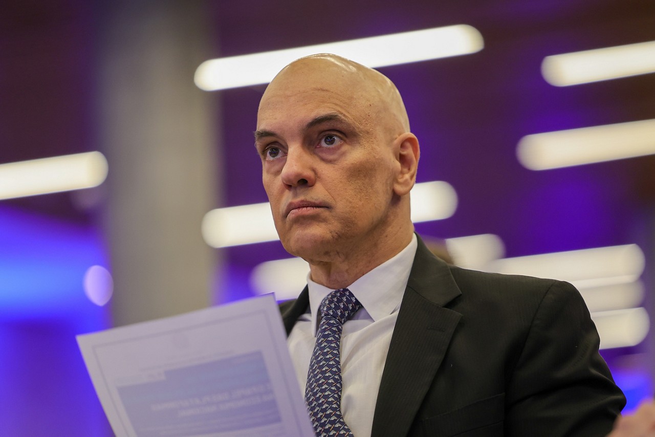 Ministro Alexandre de Moraes expediu a ordem para retirar do ar a rede social X no Brasil; Anatel já reou a notificação às operadoras