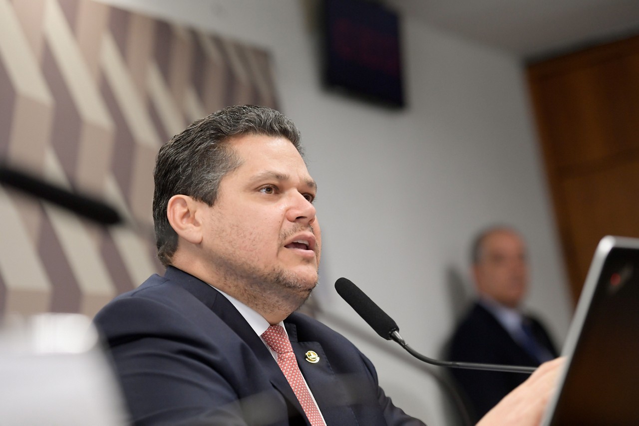 Senador Davi Alcolumbre (União-AP) atualmente preside a Comissão de Constituição e Justiça (CCJ) e é o favorito na disputa pela presidência da Casa; o PP anunciou apoio à sua candidatura