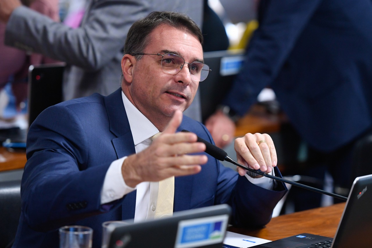 O senador Flávio Bolsonaro defendeu a anulação de todos os processos em que Alexandre de Moraes julga Jair Bolsonaro no STF e no TSE