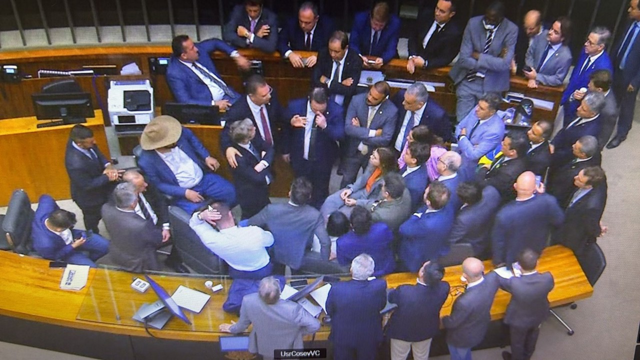 A oposição ocupou as mesas de comando dos plenário da Câmara (foto) e do Senado para pressionar por pautas de interesse do grupo