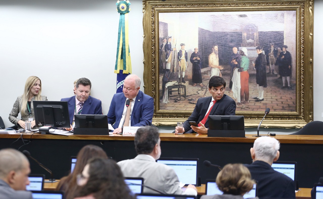 A Comissão de Constituição e Justiça aprovou apenas um dos cinco projetos sobre adultização na pauta de reuniãa extraordinária desta quarta (13/8)