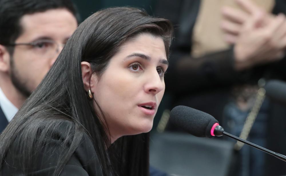 A deputada Chris Tonietto (PL-RJ) é relatora da PEC e leu seu parecer favorável para proibir todo tipo de aborto