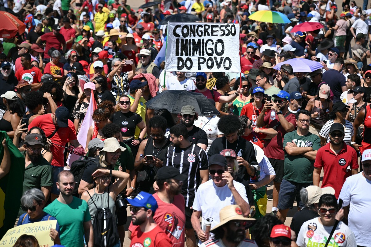 Em Brasília, milhares de pessoas se reuniram ao redor do Museu da República, para protestar contra a PEC da Blindagem e o projeto de anistia