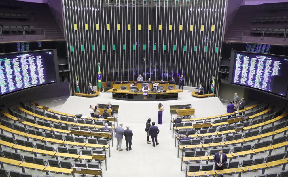 Plenário vazio da Câmara dos Deputados enquanto Arthur Lira e líderes partidários decidem não votar texto da reforma tributária em resposta à decisão de Flávio Dino