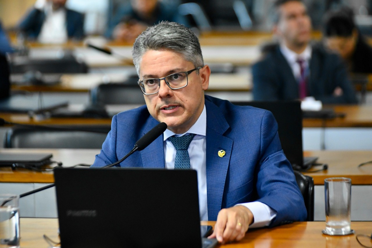 Projeto de Alessandro Vieira reduz penas para os condenados pelo 8 de janeiro
