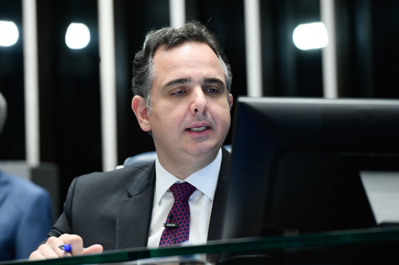 Rodrigo Pacheco incluiu a restrição de celulares nas escolas na pauta do esforço do Senado antes do recesso