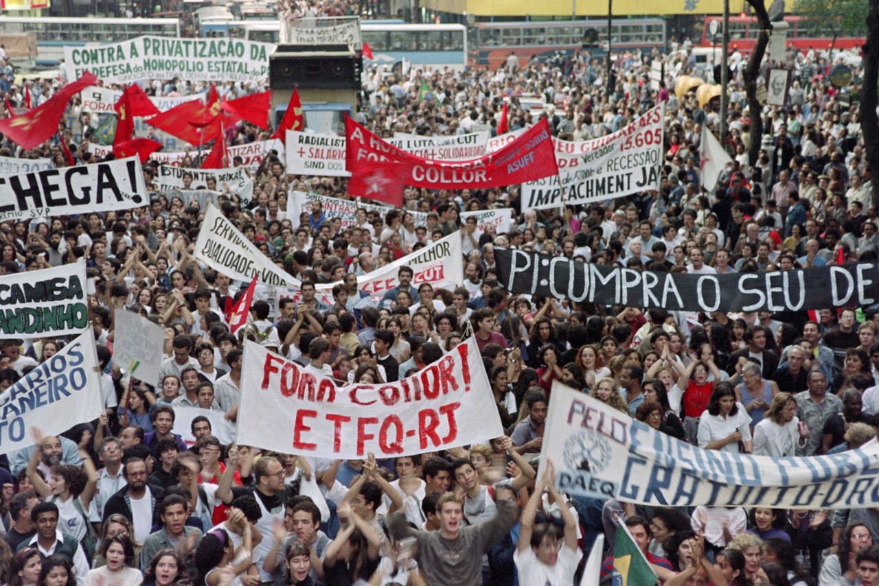 Manifestantes em rua do Centro do Rio de Janeiro pelo impeachment de Fernando Collor de Mello, em 14 de agosto de 1992