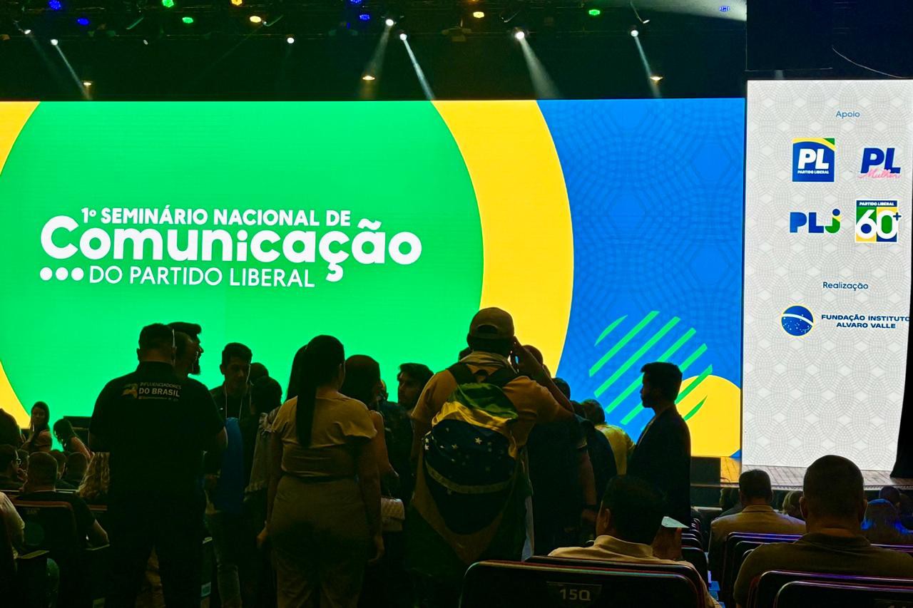 De acordo com o PL, mais de cinco mil pessoas se inscreveram para o seminário de comunicação, mas o público presente não lotou o espaço do evento