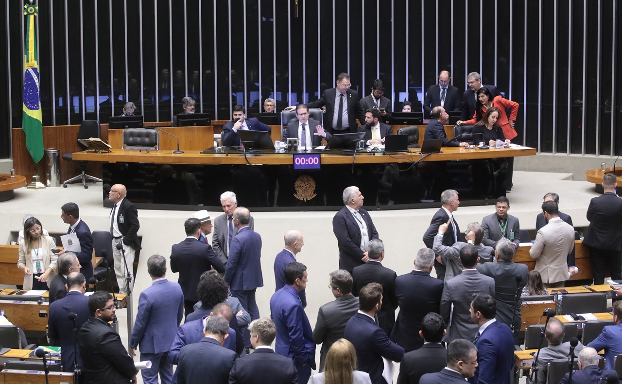 A Câmara aprovou um projeto que o presidente Hugo Motta tirou da gaveta para aumentar o número de cadeiras