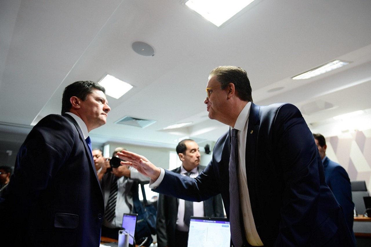 Sergio Moro e Wolney Queiroz se cumprimentaram antes do início da audiência no Senado sobre a fraude no INSS