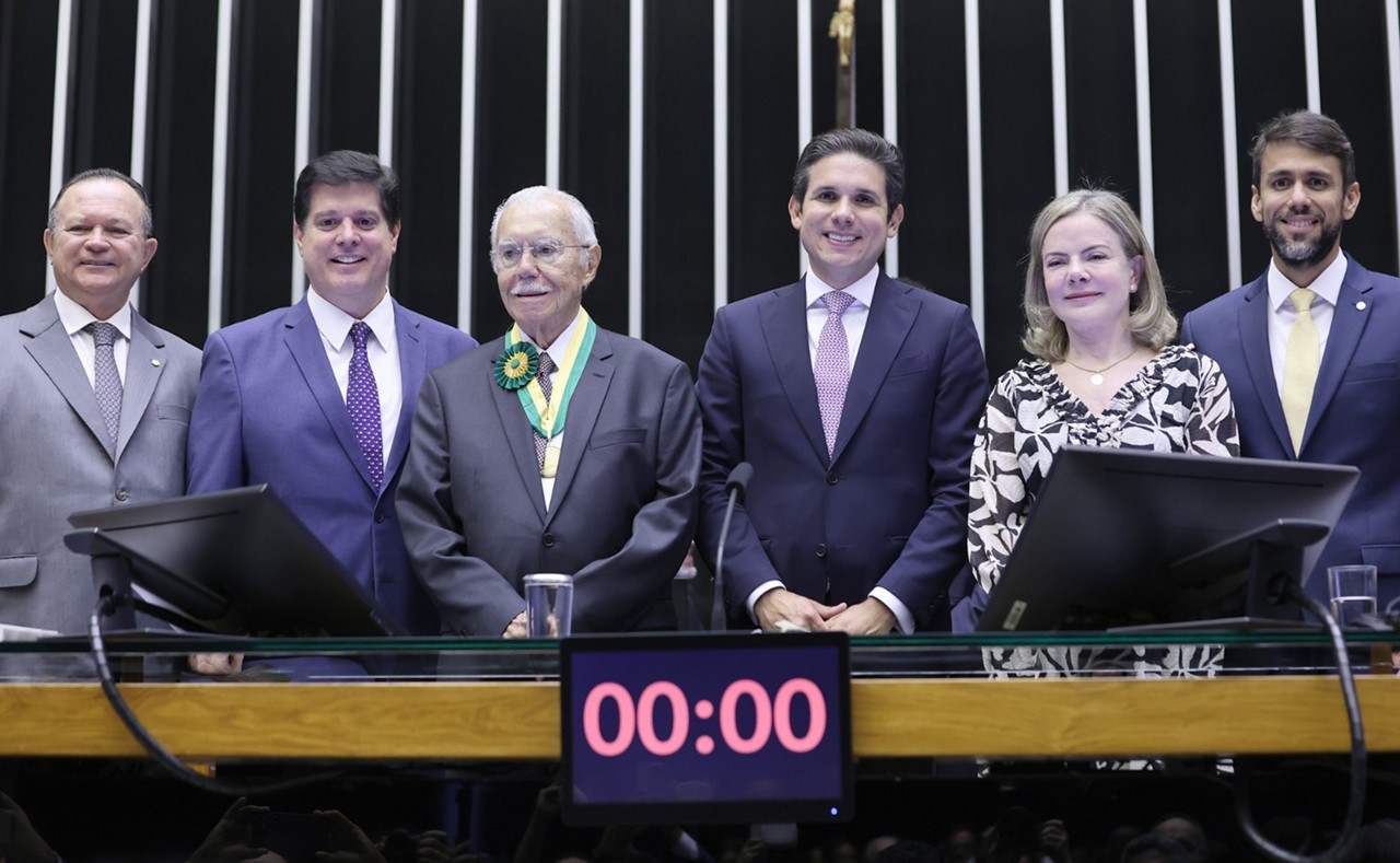 Ao centro da foto, José Sarney e Hugo Motta em sessão da Câmara pelos 40 anos de redemocratização