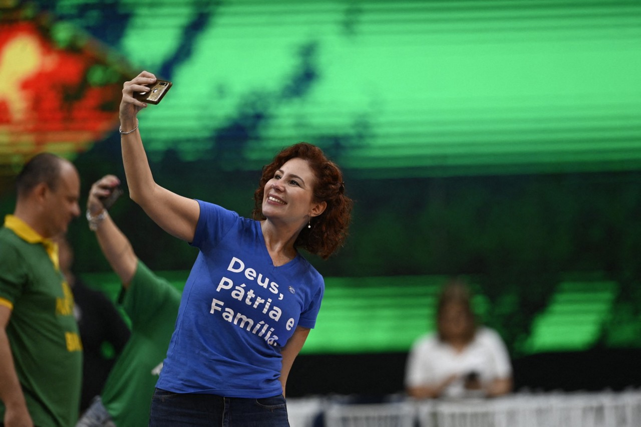 Carla Zambelli deixa o Brasil e pedirá licença do mandato | O TEMPO