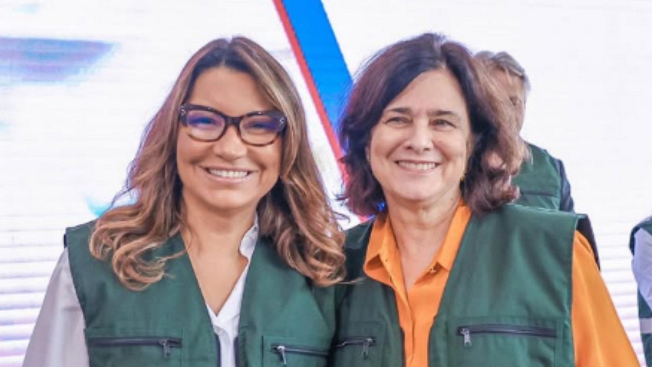 A primeira-dama, Janja da Silva, e a então ministra da Saúde, Nísia Trindade, durante evento da pasta. Imagem foi publicada nas redes sociais de Janja. 