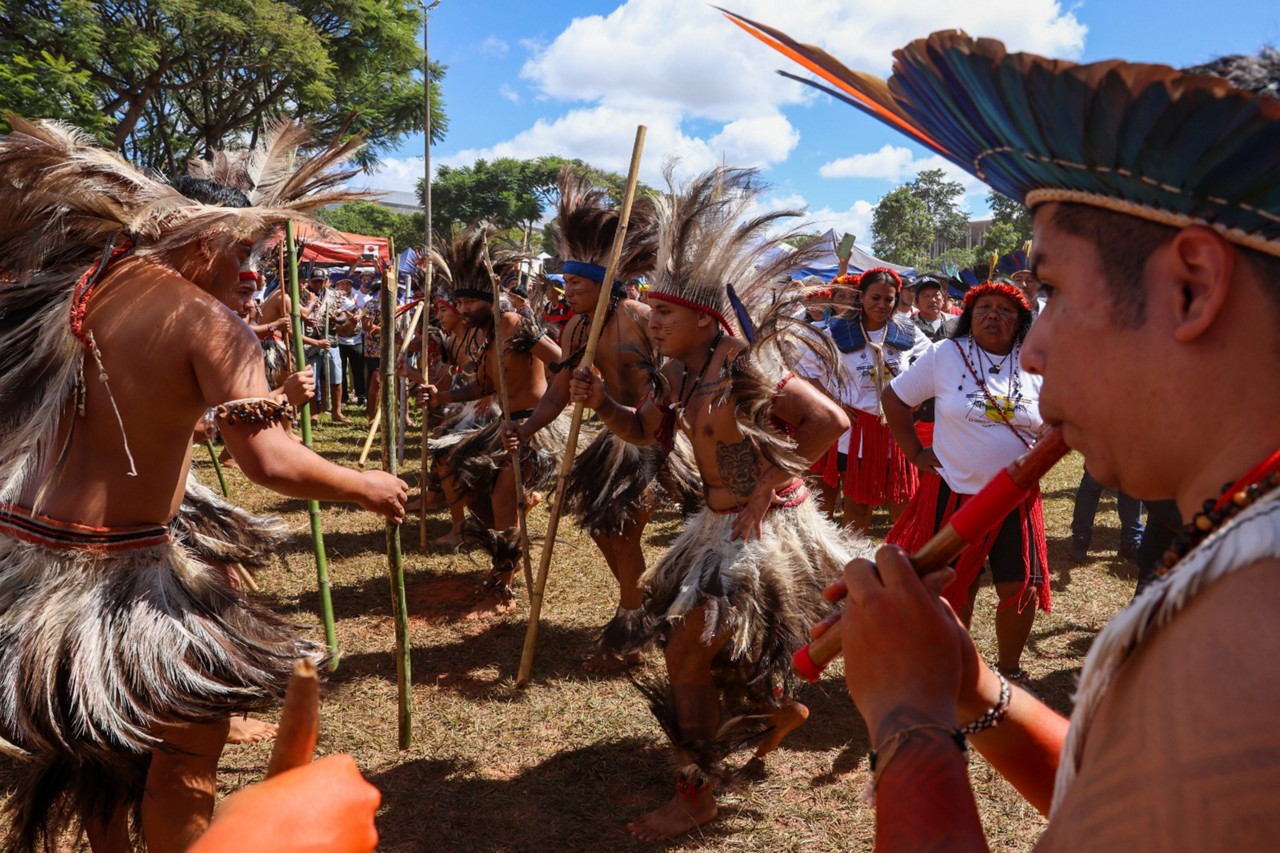 Neste ano de 2025, o Acampamento Terra Livre deve reunir até 8 mil indígenas de mais de 200 povos em Brasília