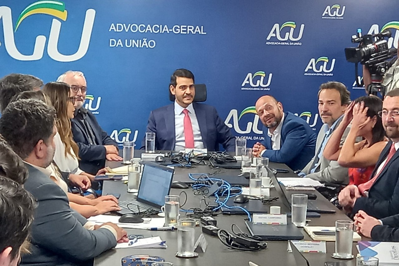 Uma reunião entre INSS e AGU nessa sexta-feira (2) discutiu critérios para o plano de ressarcimento de beneficiários que tiveram dinheiro descontado e desviado por esquema de corrupção