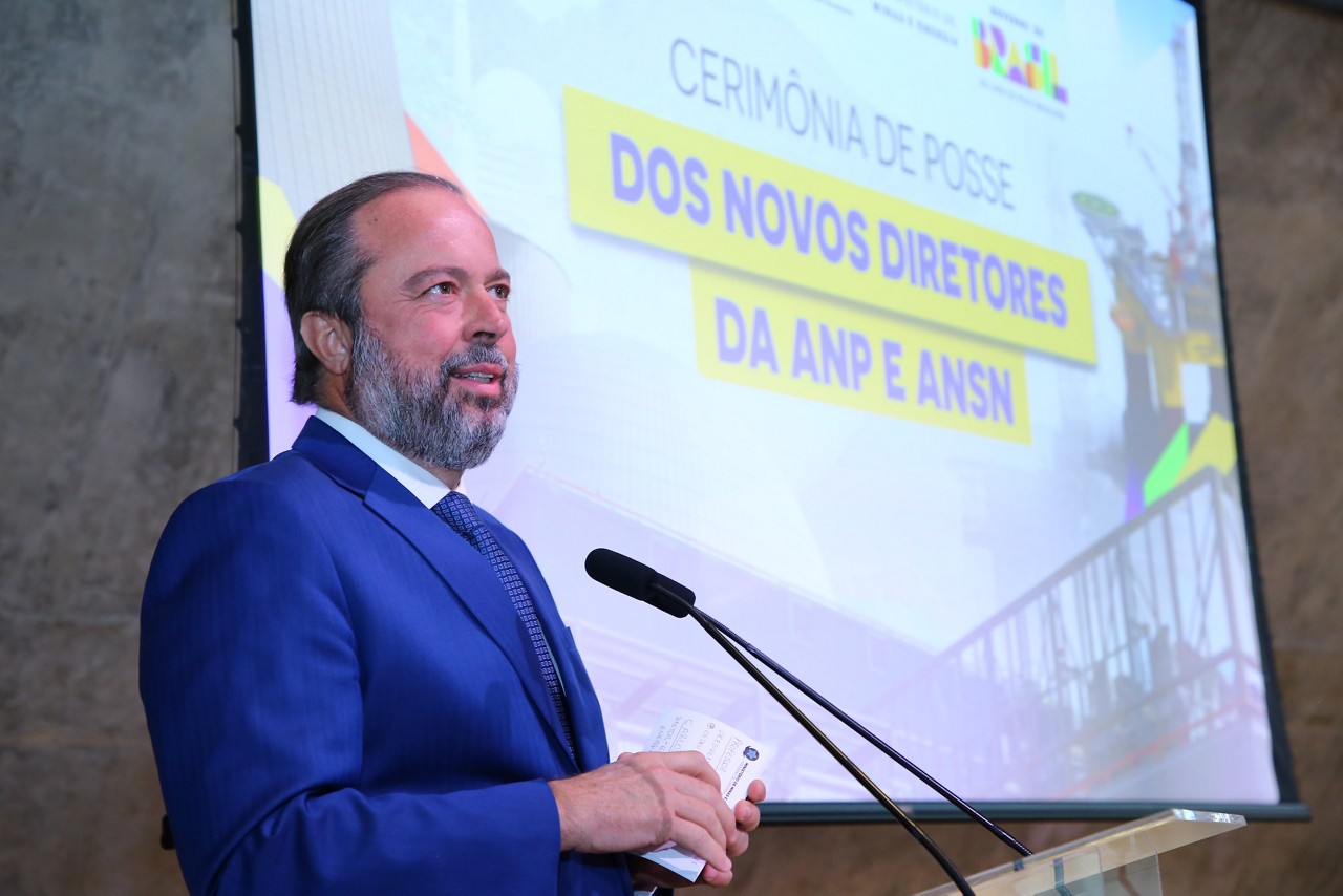 Alexandre Silveira sugeriu que o Brasil comece a investir em defesa nuclear, mas recuou após repercussão