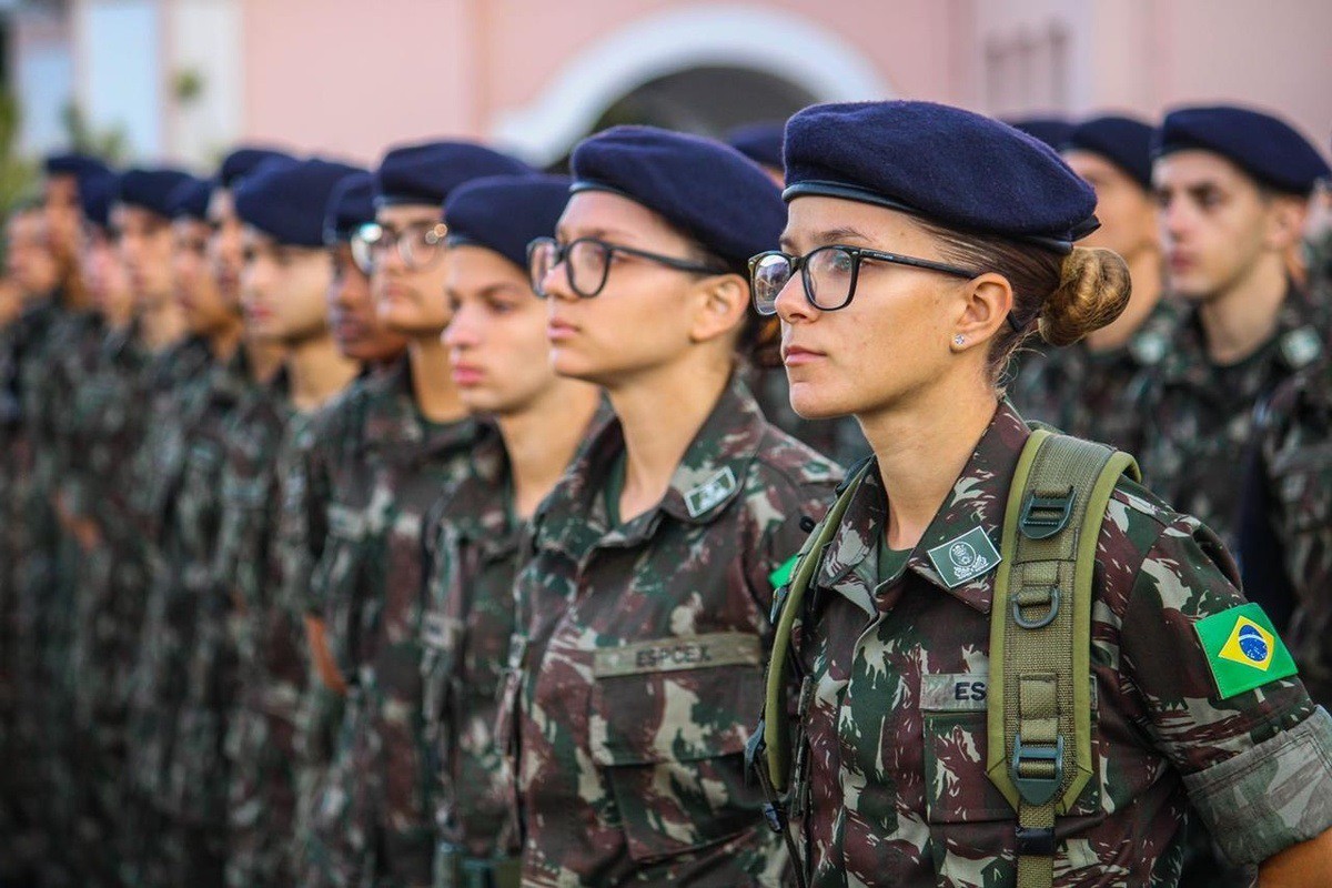 Mulheres poderão se alistar no serviço militar no ano em que completarem 18 anos de idade