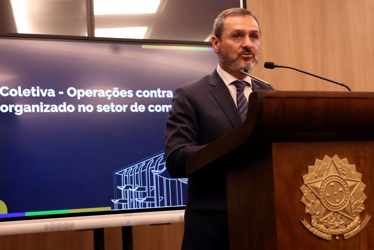 Diretor-geral da PF, Andrei Rodrigues, durante entrevista coletiva para detalhar duas operações para combater a atuação do crime organizado no setor de combustíveis
