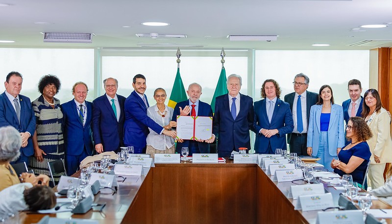 Ao lado de ministros e parlamentares, Lula assinou projeto de lei que endurece a pena para crimes ambientais no país
