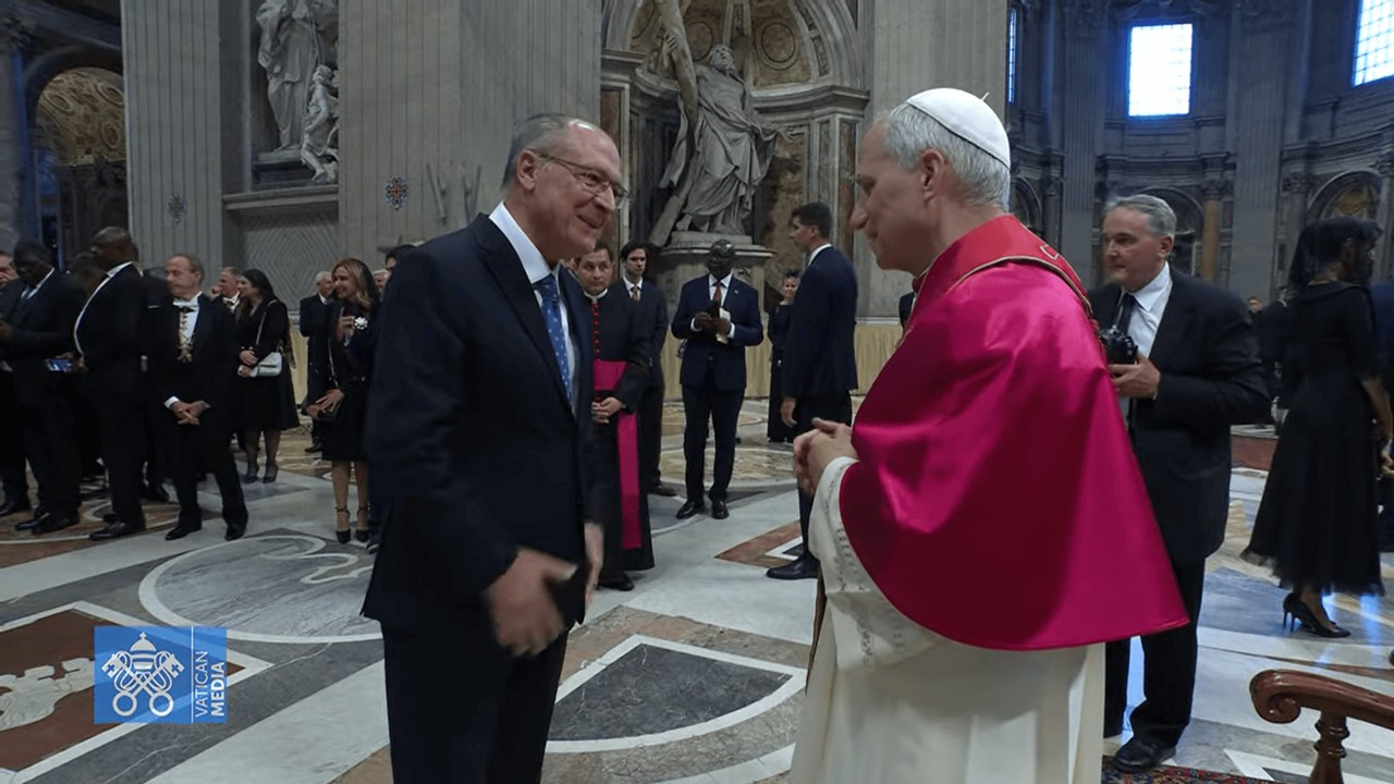 Após a missa inaugural do papa, Alckmin convidou Leão XIV para a COP 30, em Belém