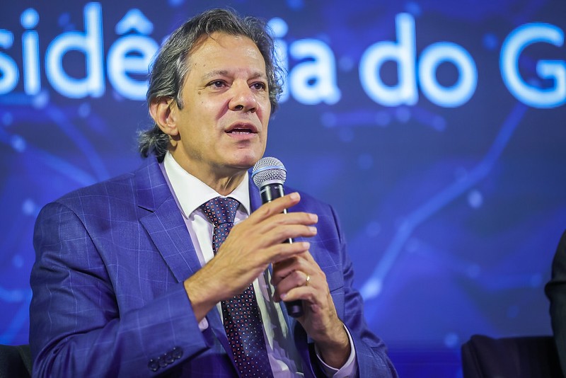 Após disparada do dólar, Fernando Haddad foi pressionado por Lula a cancelar viagem e acelerar discussão sobre cortes de gastos