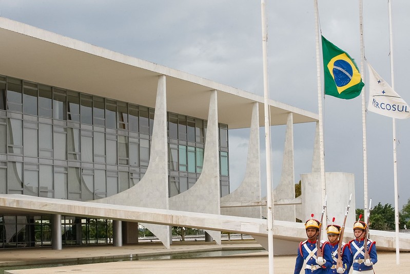 Pelo ato simbólico de homenagem ao falecimento, o luto oficial determina que bandeiras do Brasil sejam hasteadas a meio mastro em todos os órgãos públicos do país