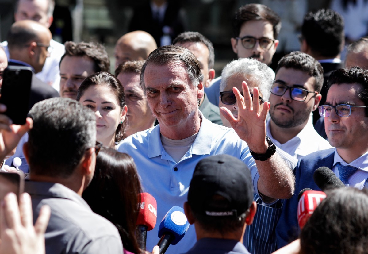O ex-presidente Jair Bolsonaro deixa o hospital DF Star, em Brasília, após 23 dias internado