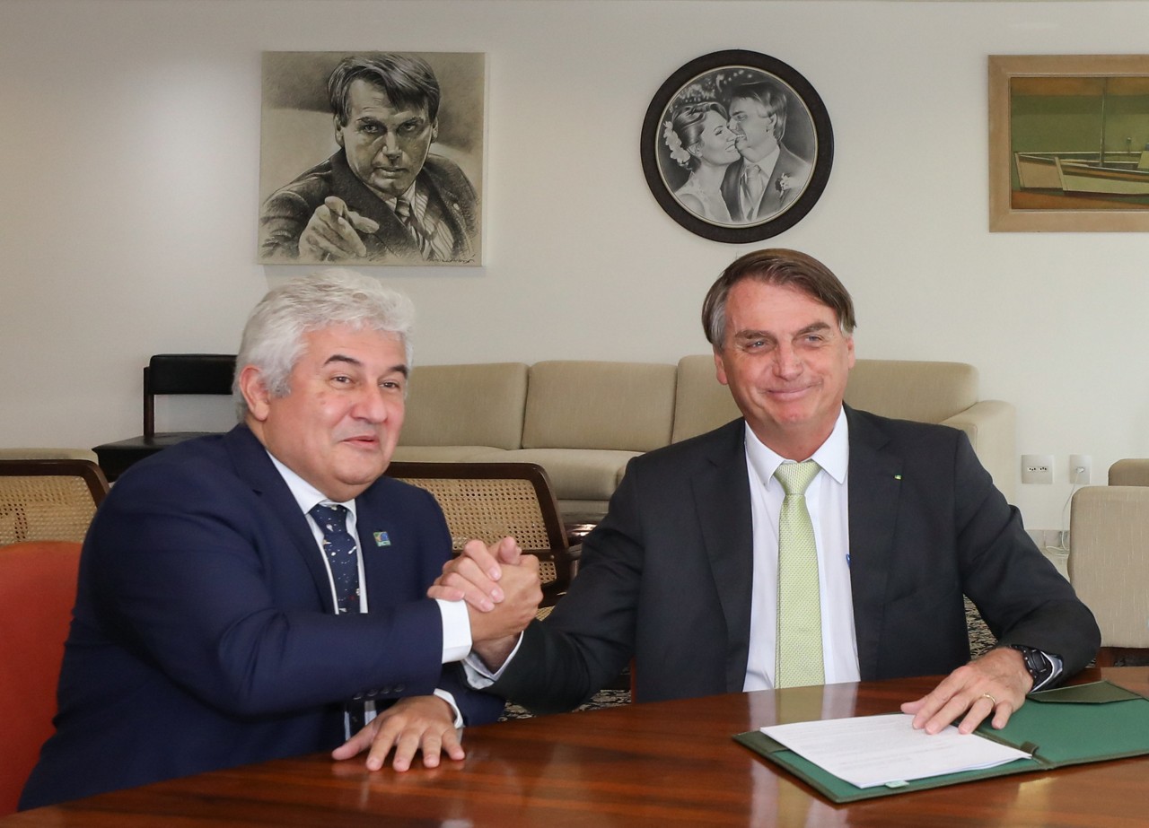 O então presidente da República, Jair Bolsonaro, assina Plano Nacional de Tecnologia Assistiva durante audiência com o ministro da Ciência, Tecnologia e Inovações, Marcos Pontes
