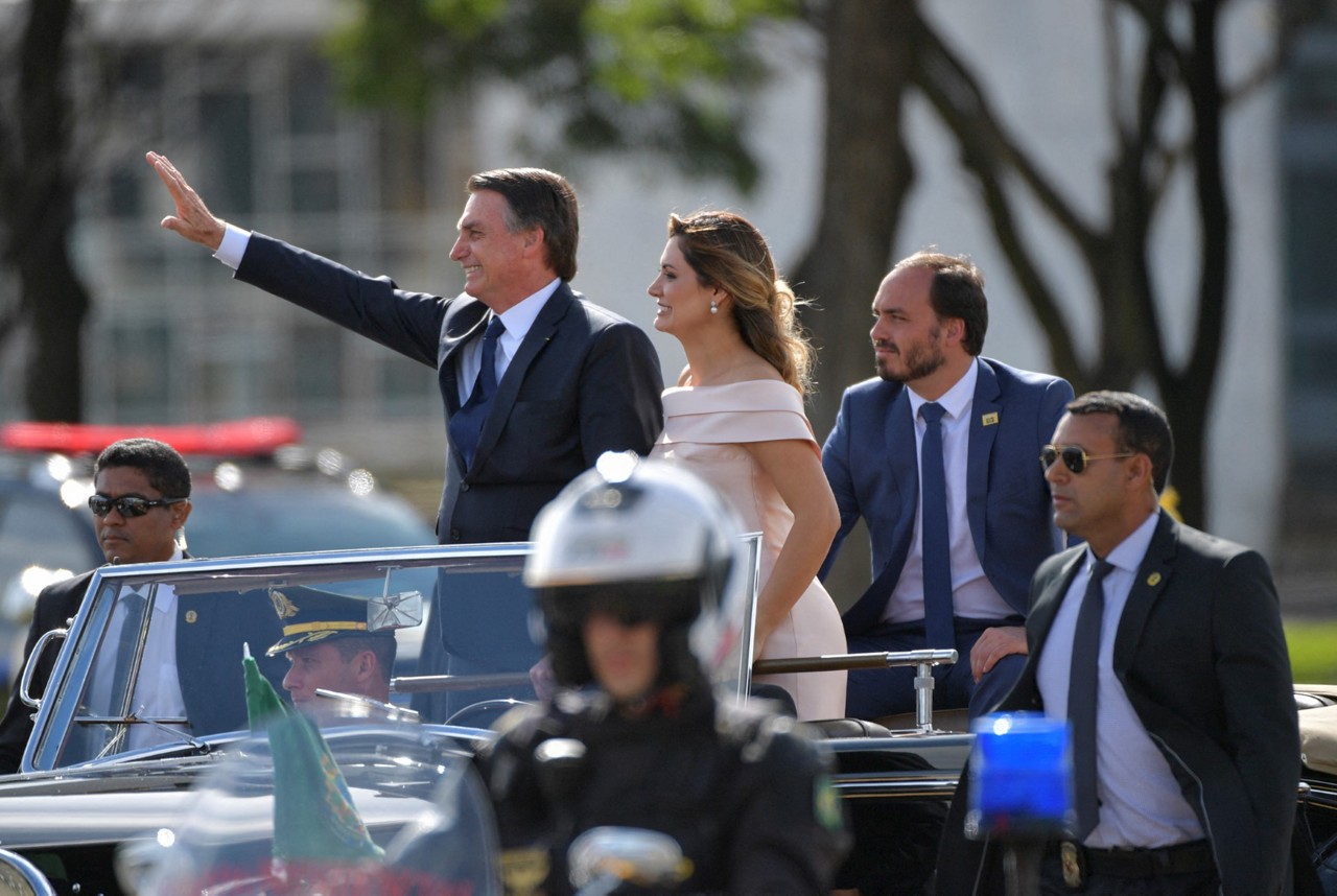 Jair, Michelle e Carlos Bolsonaro durante desfile nos evento da posse presidencial, em 1º de janeiro de 2019